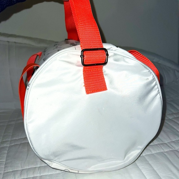 🛟 BENEFIT COSMETICS Weekender/Gym Duffle Bag - Picture 8 of 11